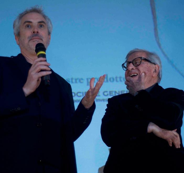 Cuaron arriva a sorpresa: «Paolo, volevo salutarti»