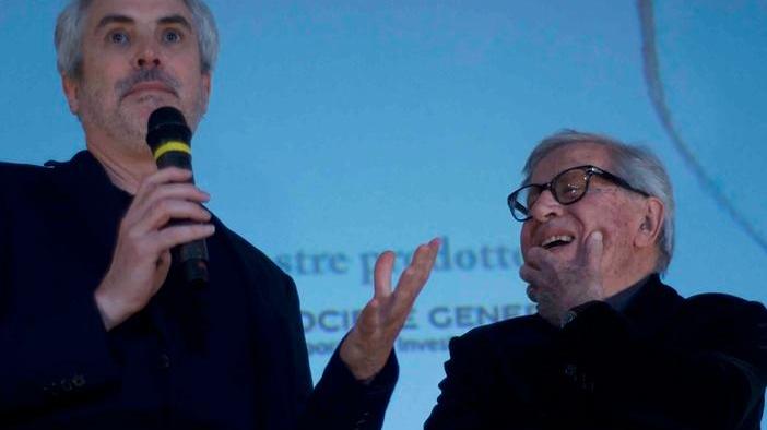 Cuaron arriva a sorpresa: «Paolo, volevo salutarti»