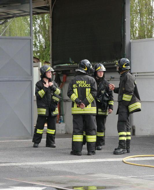 Nube minaccia la via Italica per l’incendio all’autonoleggio 