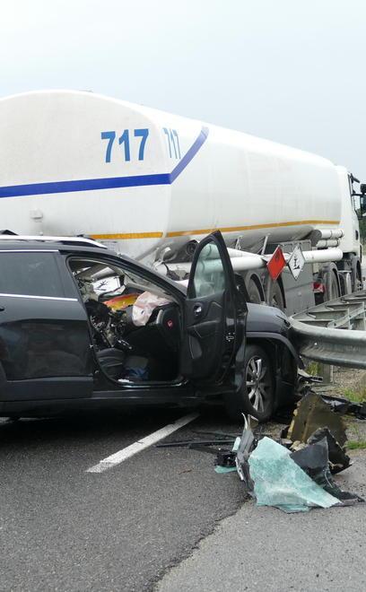 Medico muore nello schianto con il suv È finito addosso a un’autocisterna 