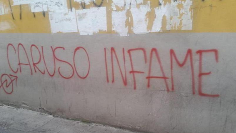 Nuove scritte sui muri e accuse sul web preside perseguitato da giovani vandali