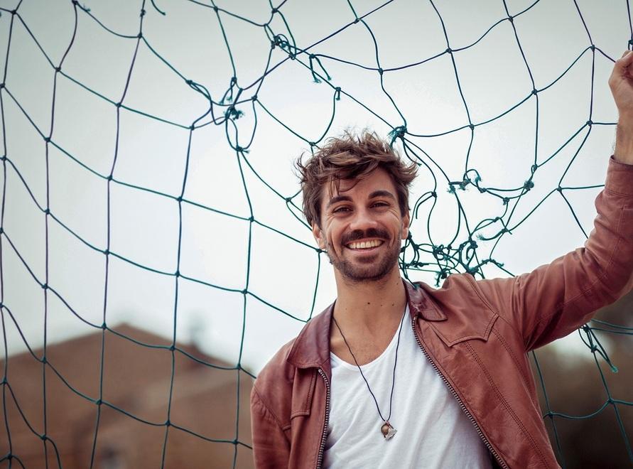 Il cantante Alessio Bondì stasera presenta “Nivuru”