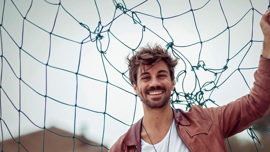 Il cantante Alessio Bondì stasera presenta “Nivuru”