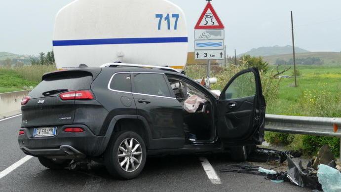 Medico muore nello schianto con il suv È finito addosso ad un’autocisterna