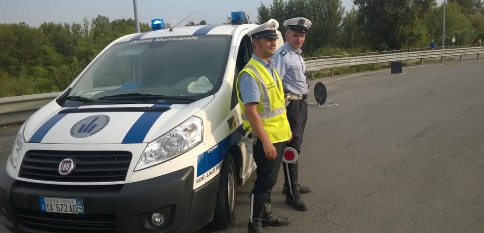 Alla guida da 14 ore e il latte al caldo Camionista multato 