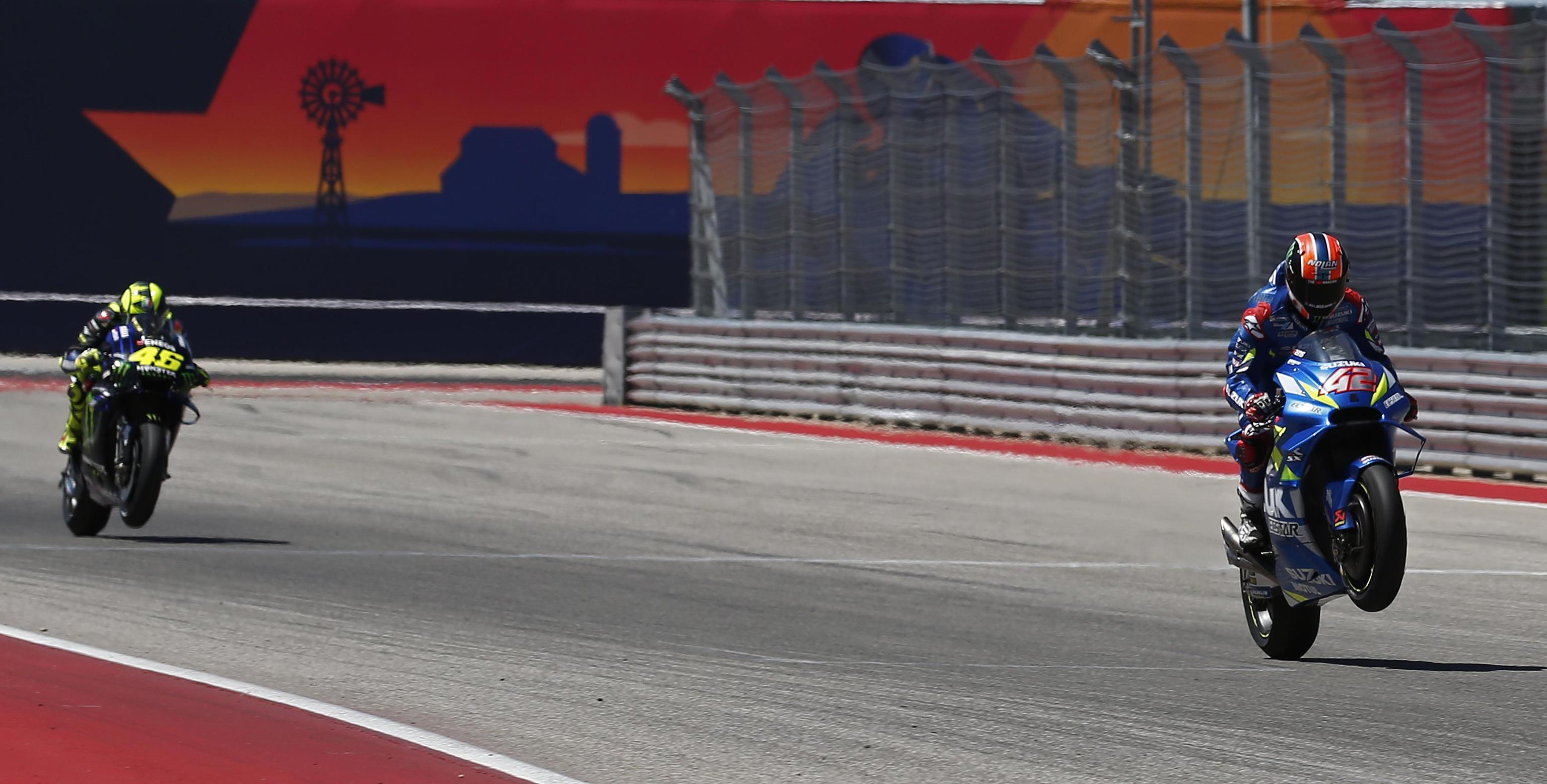 Marquez vuole strafare e viene punito. Grande Rossi, secondo dietro a Rins 