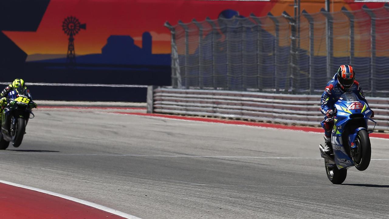 Marquez vuole strafare e viene punito. Grande Rossi, secondo dietro a Rins