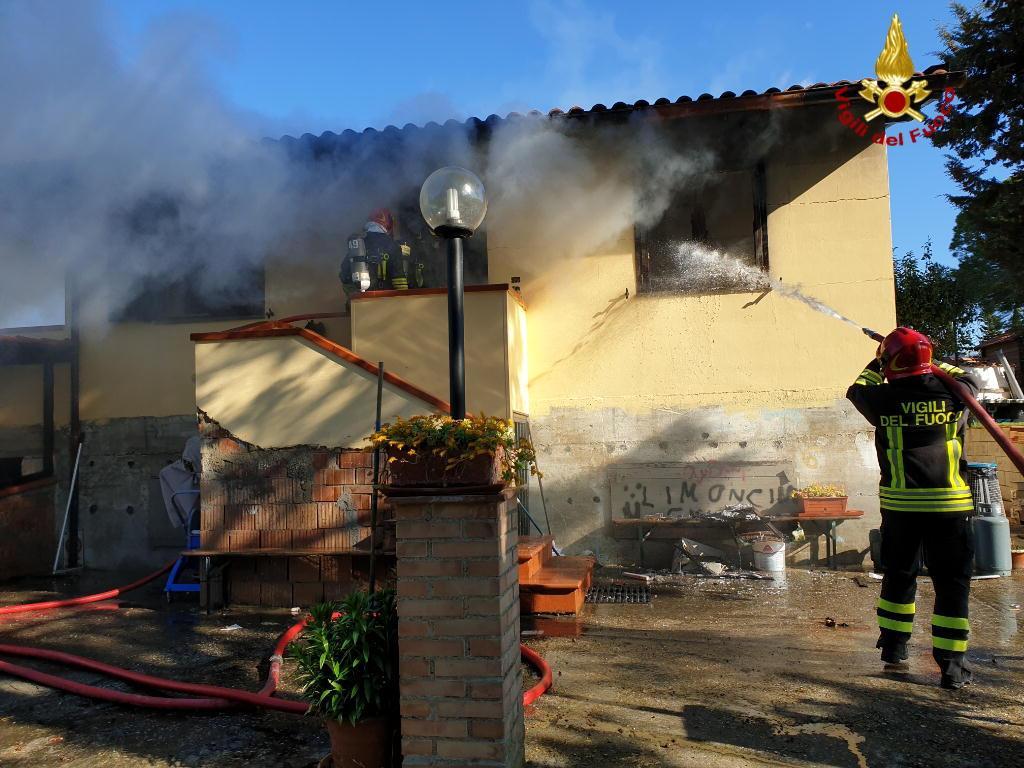 Esplosione in una villetta a Limoncino, ustionato settantadueenne: è grave 