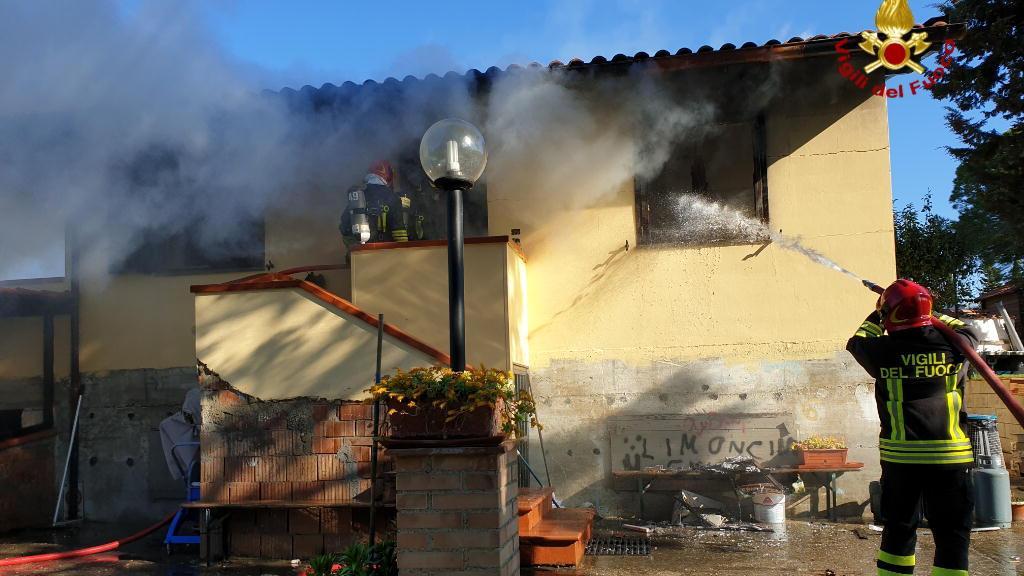 Esplosione in una villetta a Limoncino, ustionato settantadueenne: è grave