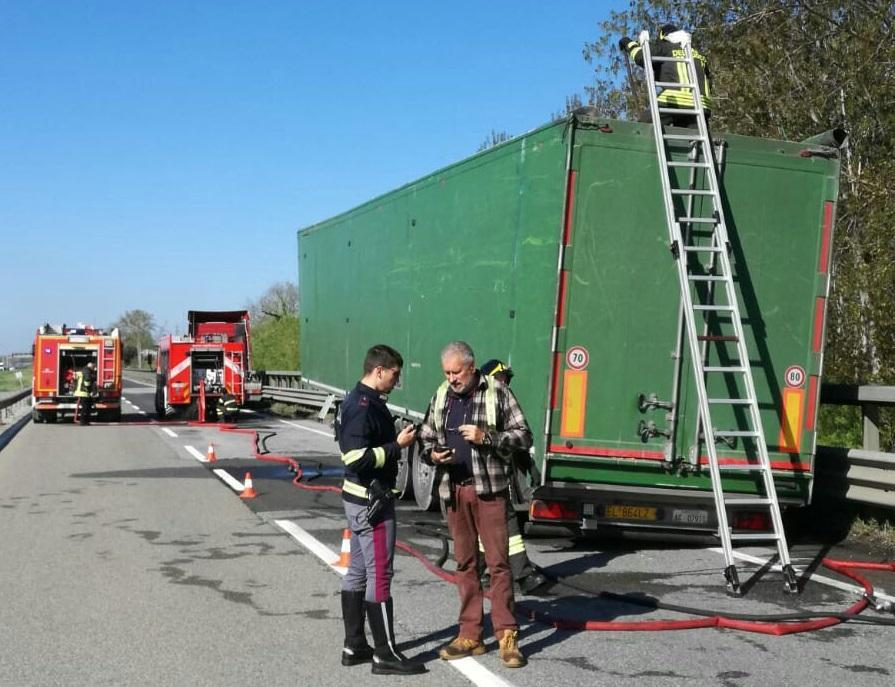 I vigili del fuoco e la polizia stradale sul posto (foto vigili del fuoco di Livorno)