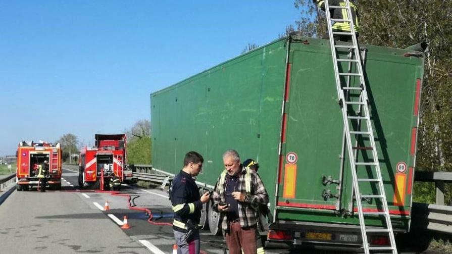 I vigili del fuoco e la polizia stradale sul posto (foto vigili del fuoco di Livorno)