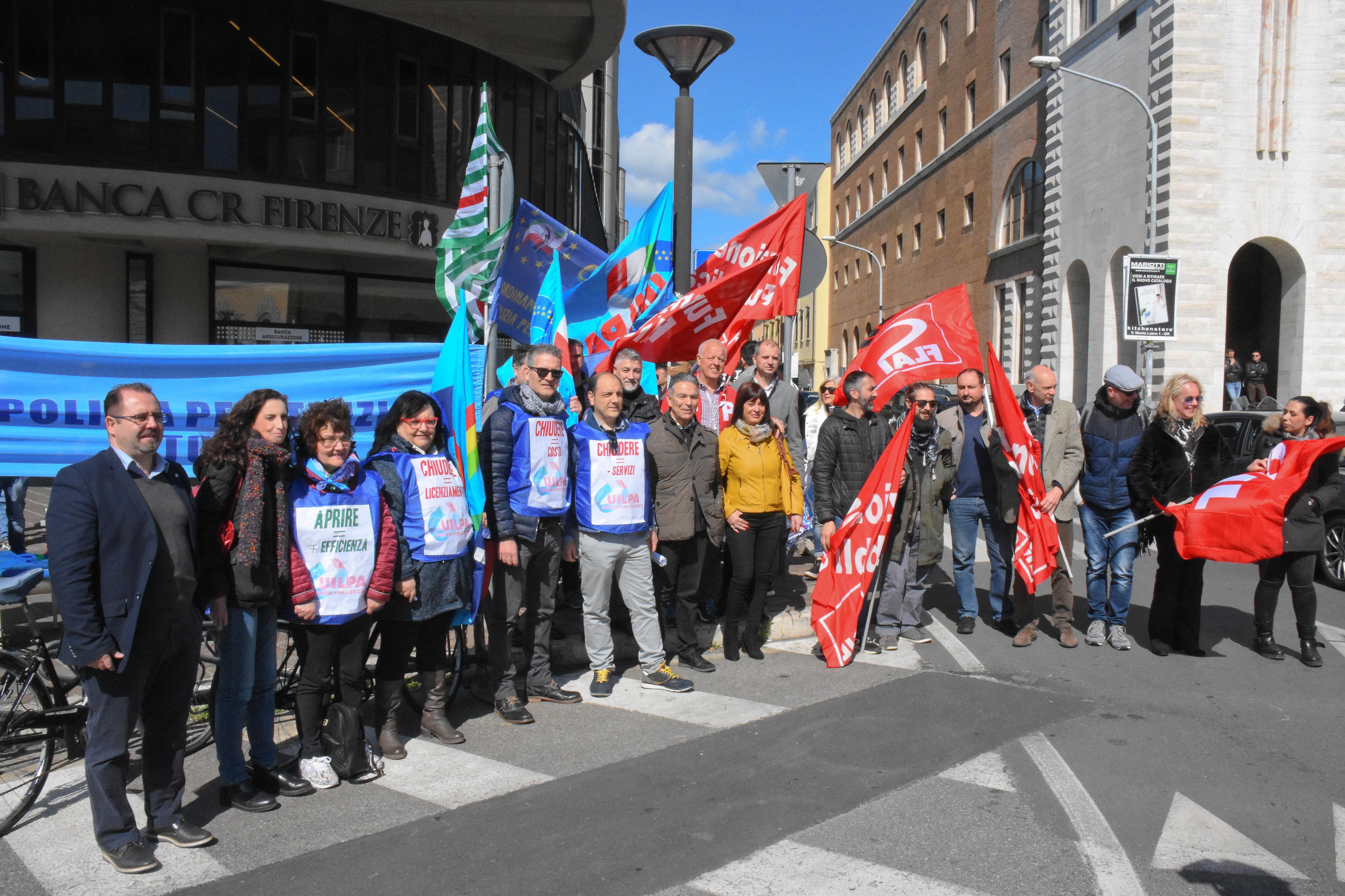 Protesta in piazza degli agenti di polizia penitenziaria