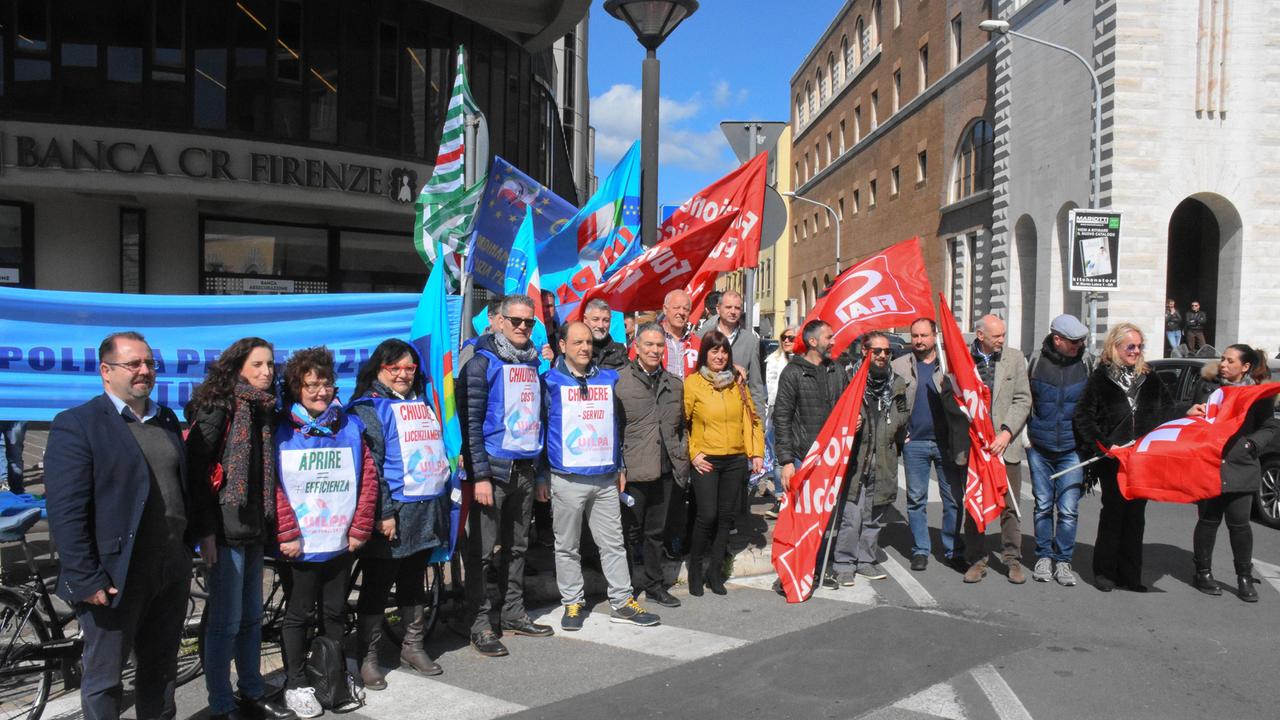 Protesta in piazza degli agenti di polizia penitenziaria