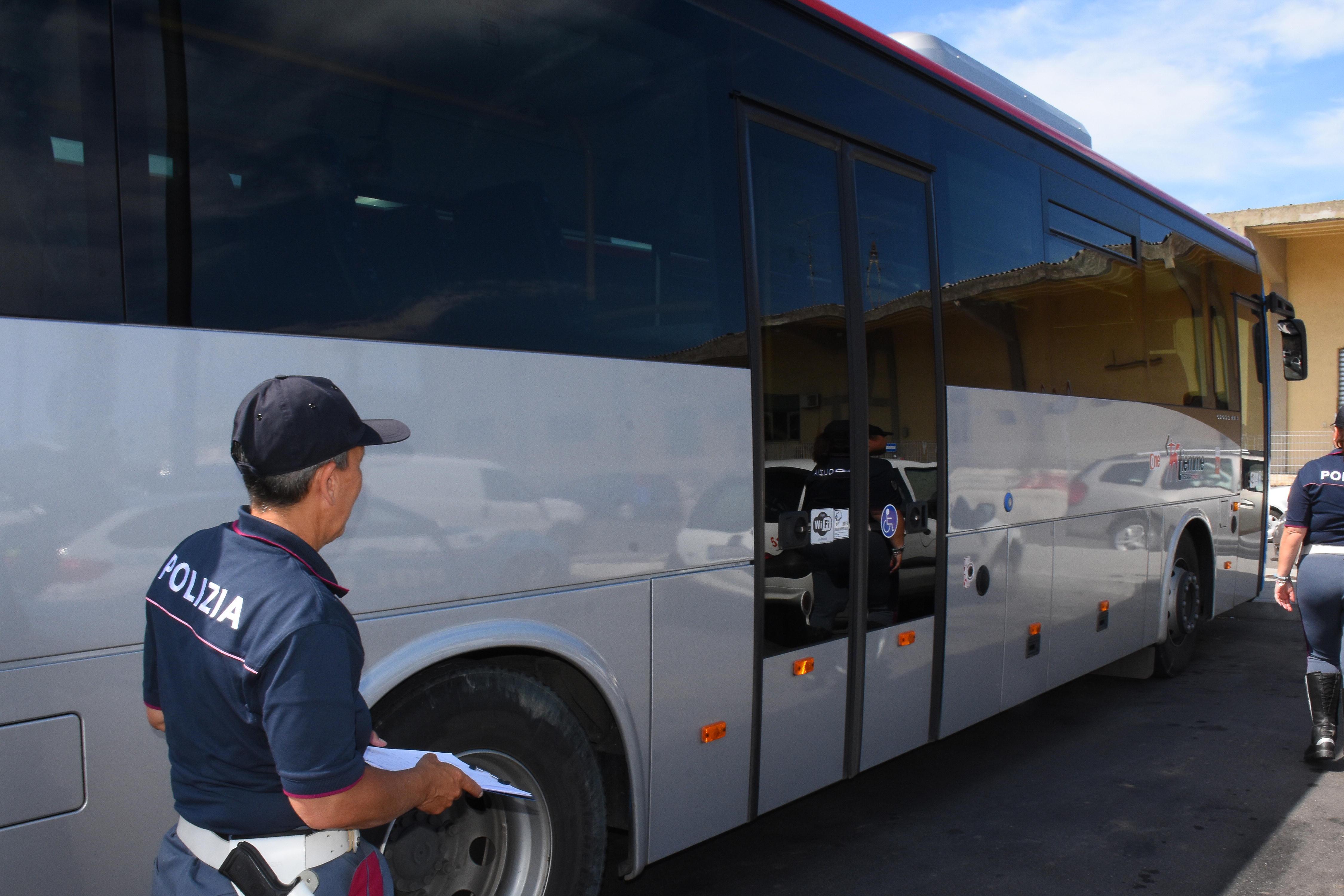 Polizia fuori da un autobus