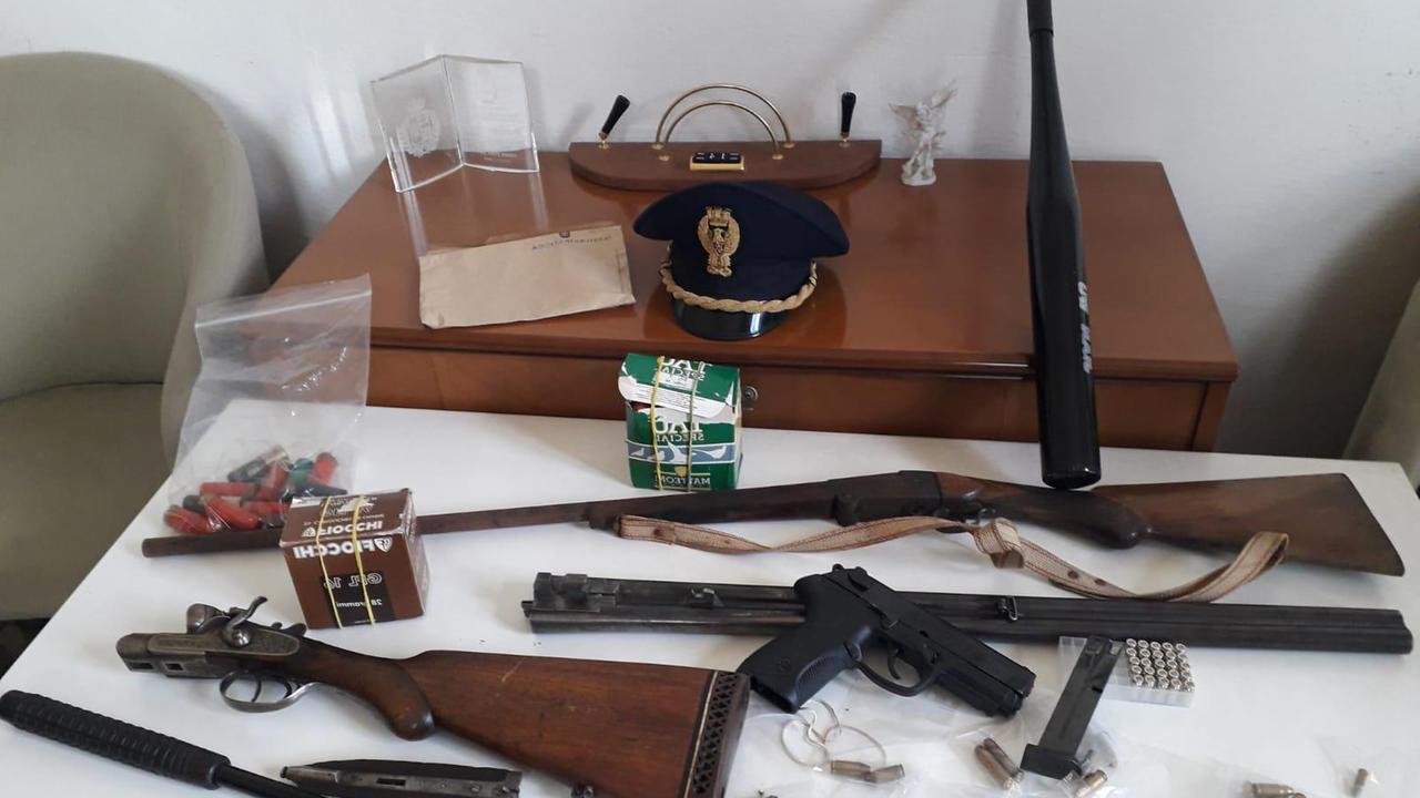 Aveva in casa un arsenale: arrestato dalla polizia