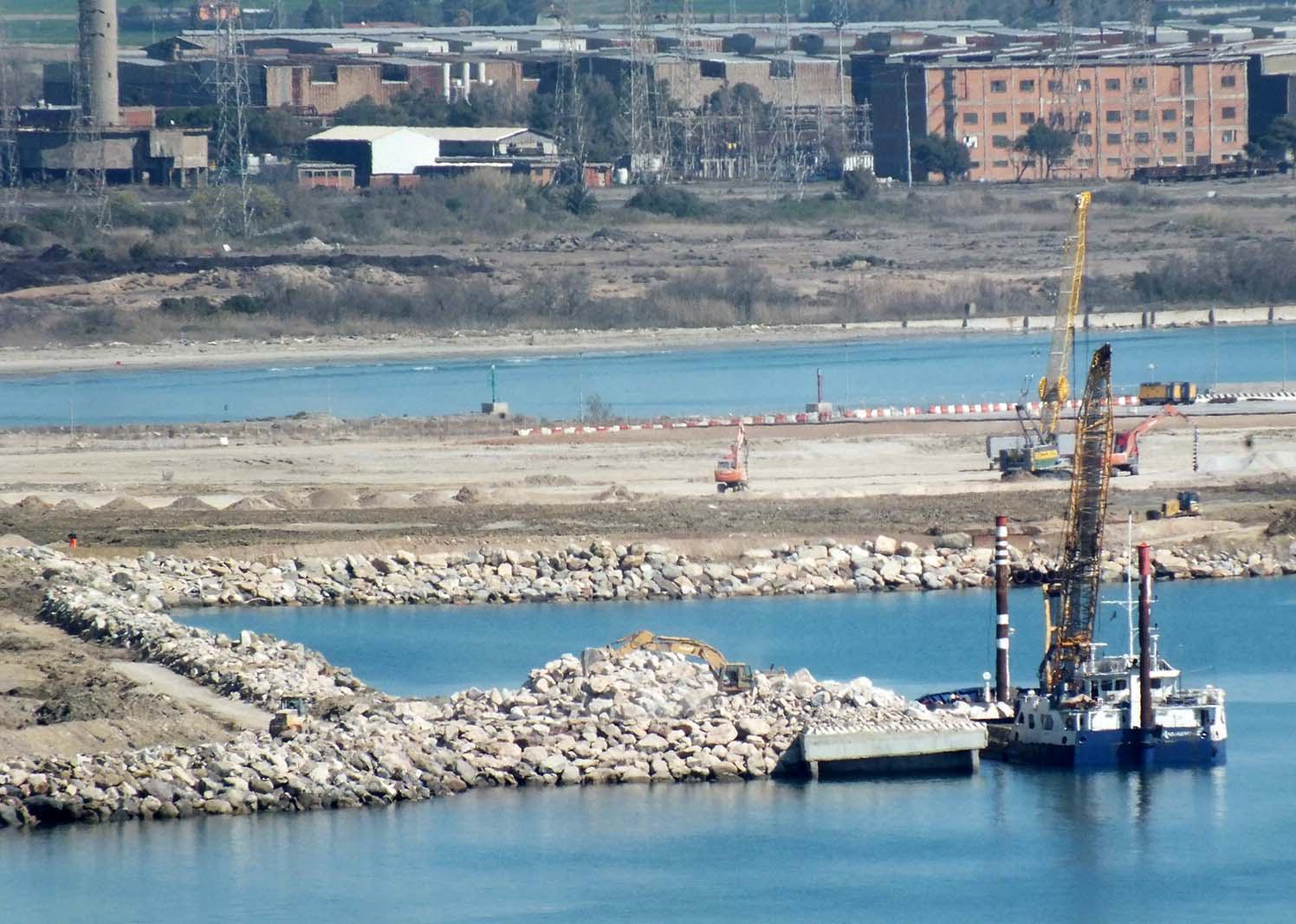 Lavori sulle banchine del porto