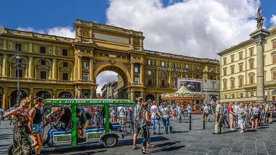 Turisti nelle città d’arte (in foto piazza della Repubblica a Firenze): un boom (Kirkandmimi/Pixabay)