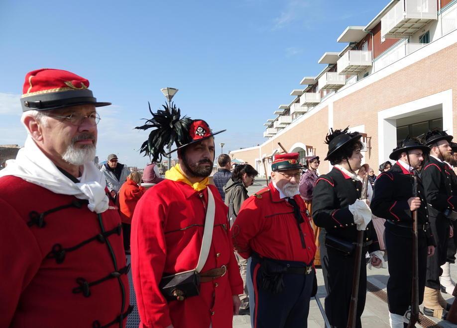 Nella foto l’inaugurazione della mostra con i costumi risorgimentali