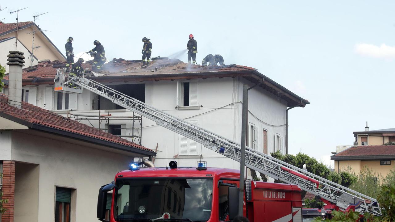 I vigili del fuoco sul tetto della palazzina in fiamme (Foto Nucci)