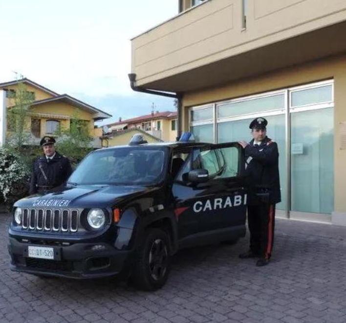 Una pattuglia dei carabinieri davanti al centro rapinato