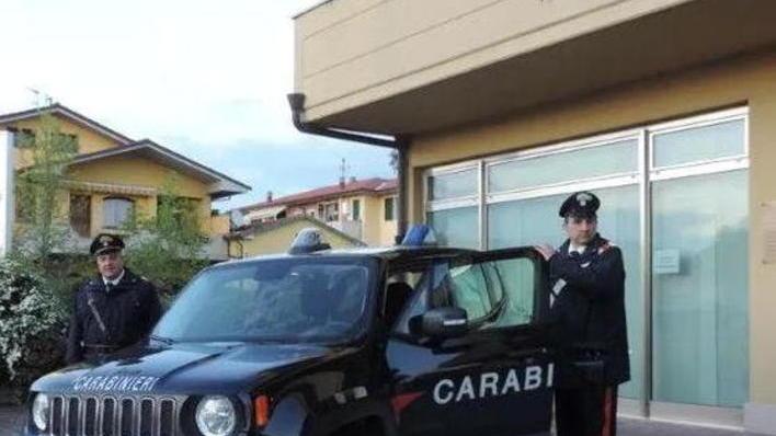 Una pattuglia dei carabinieri davanti al centro rapinato