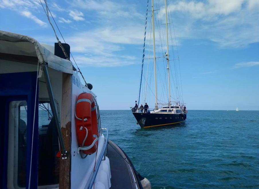 Barca a vela si insabbia all’imboccatura: il fondale è a 1,5 metri