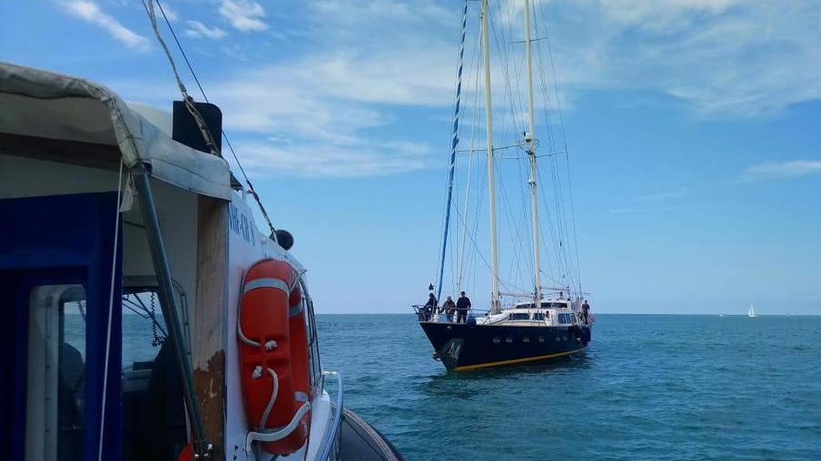 Barca a vela si insabbia all’imboccatura: il fondale è a 1,5 metri