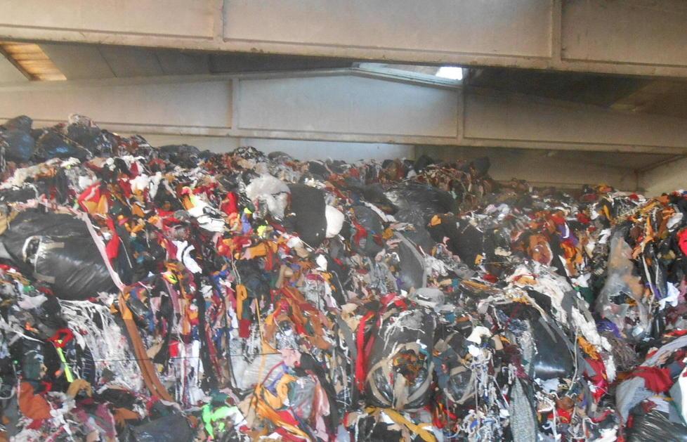 Il business degli scarti tessili, portarli all’estero costa meno 