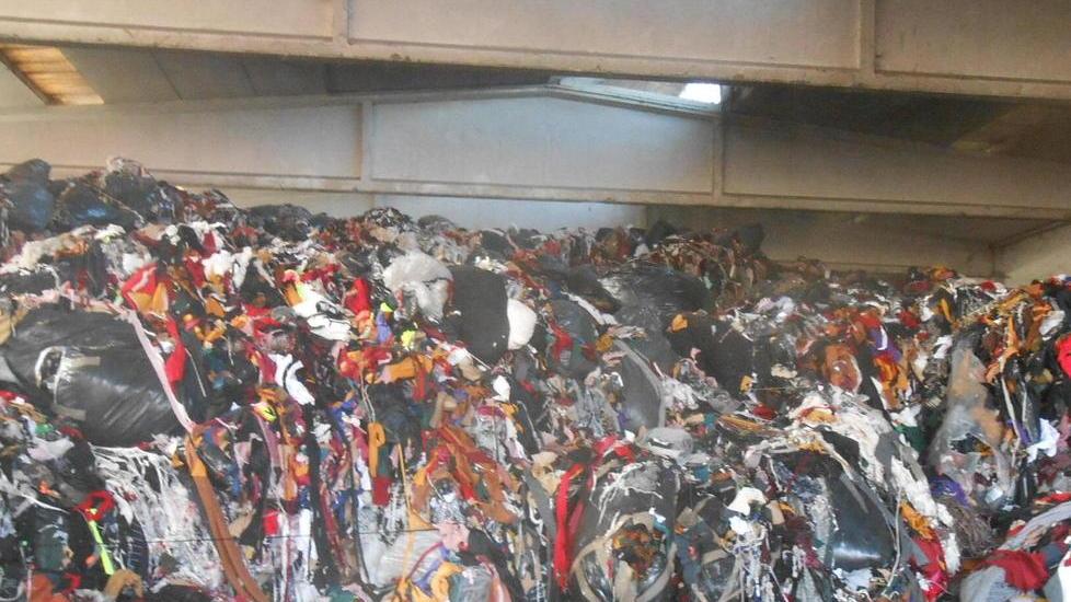 Il business degli scarti tessili, portarli all’estero costa meno
