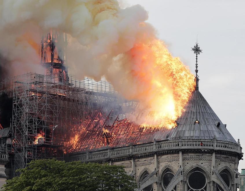Notre Dame, il dolore di tutti noi per quel fuoco che riduce in polvere una storia millenaria 