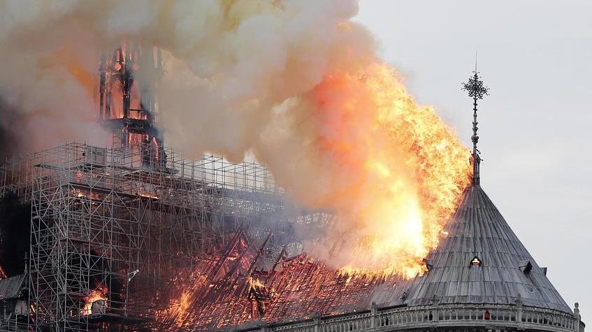 Notre Dame, il dolore di tutti noi per quel fuoco che riduce in polvere una storia millenaria