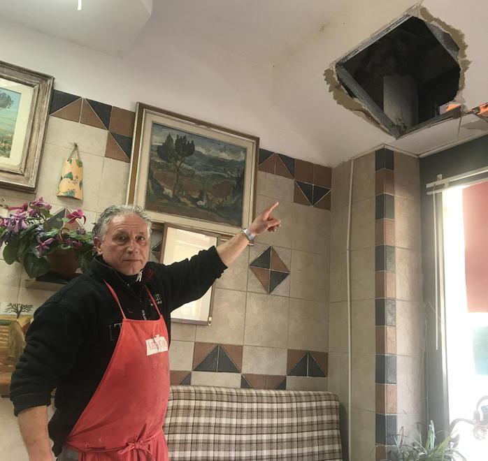 Apre un buco nel controsoffitto, poi ruba otto chili di prosciutto 