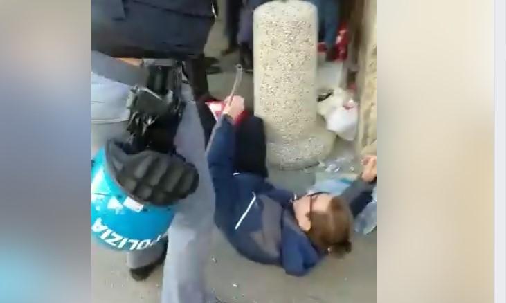Un attivista del Si Cobas portato via dalla polizia