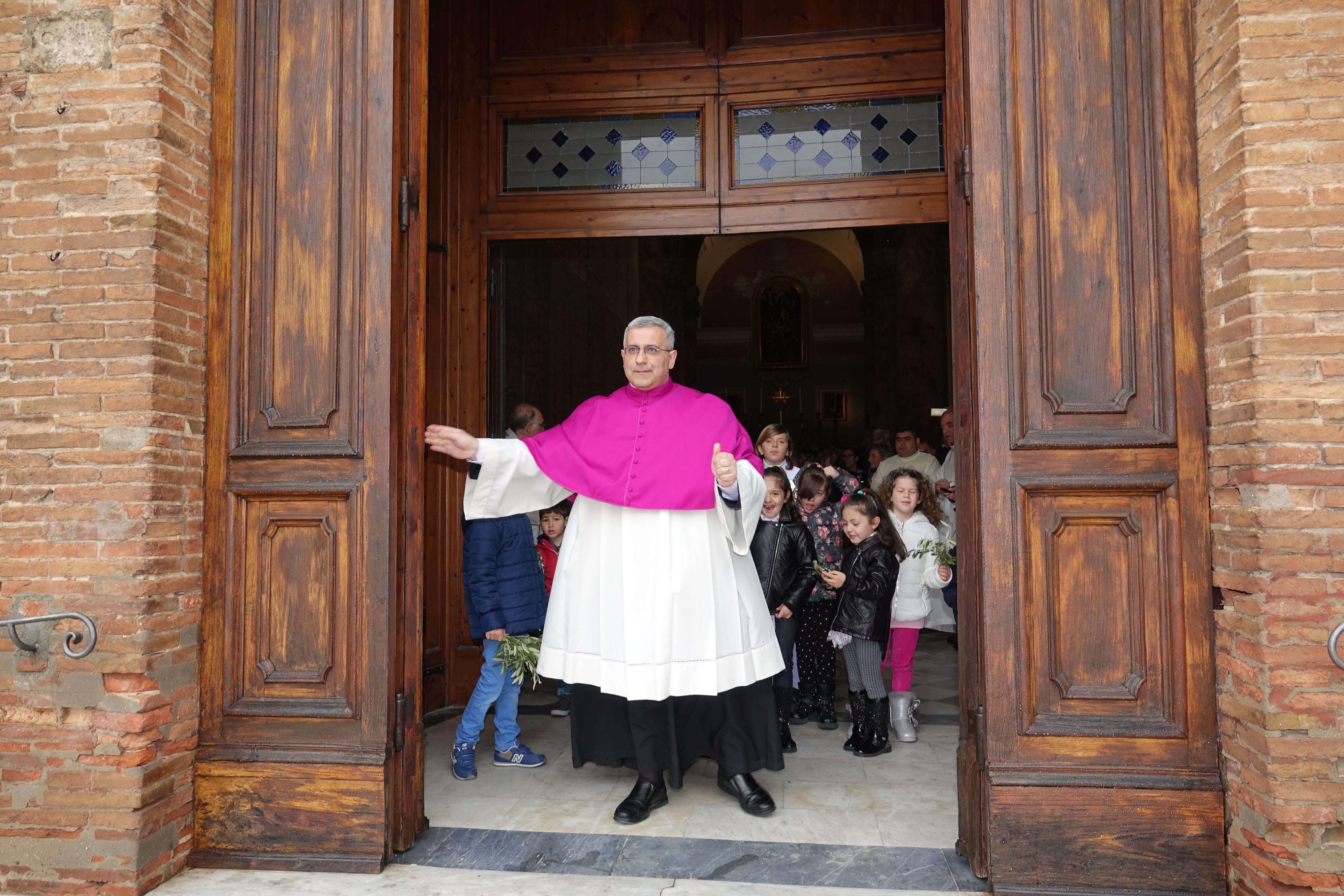 Riapre Santa Caterina e il parroco accusa
