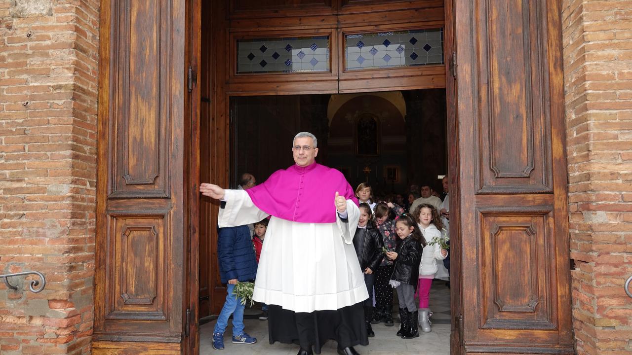 Riapre Santa Caterina e il parroco accusa