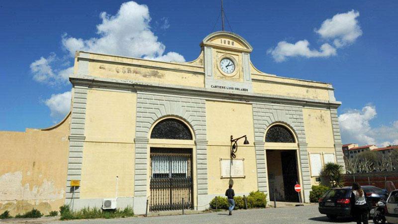 L’ingresso del Cantiere Luigi Orlando con l’orologio storico della fabbrica