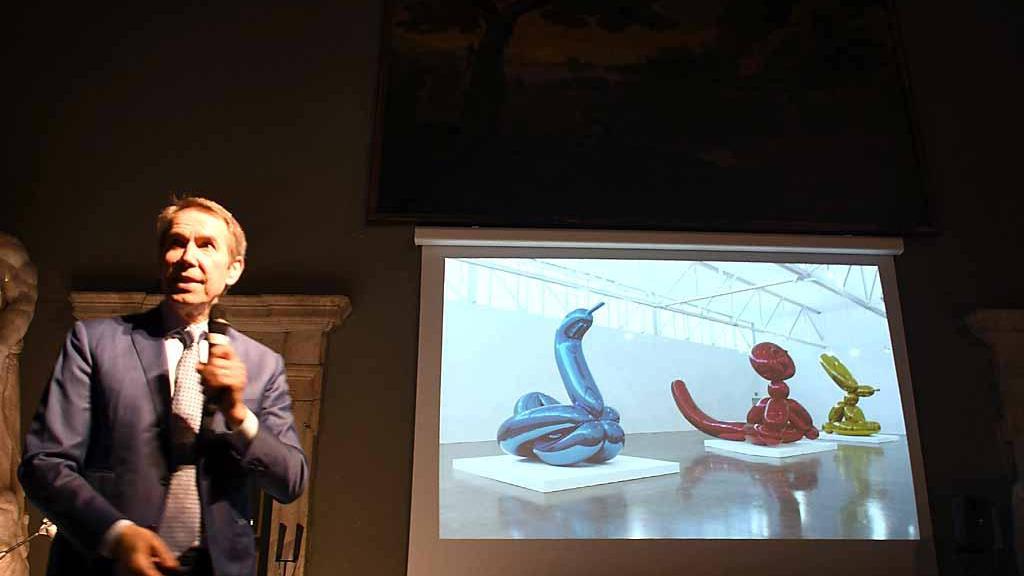 Jeff Koons nominato Accademico d'onore spiega l'arte all'Accademia di Carrara, standing ovation