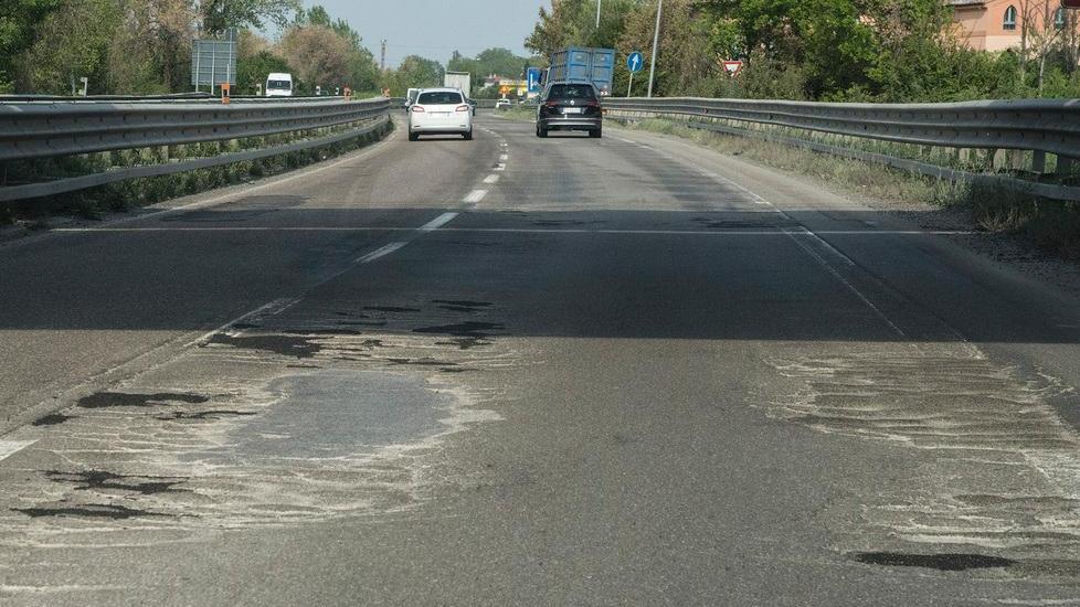Buche in tangenziale, tra Modena Nord e Ponte Alto zona critica