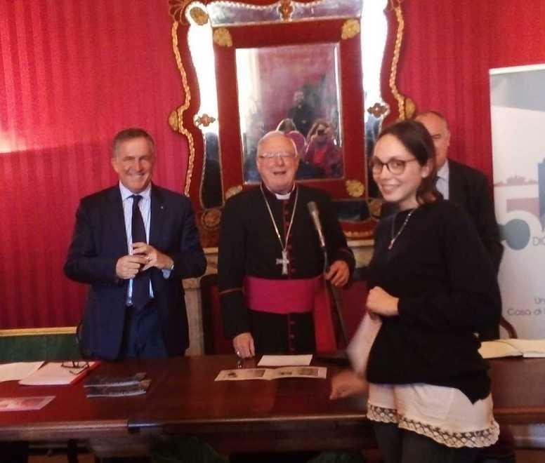 Monsignor Roberto Filippini premia Costanza Borselli, che con quattro compagni ha vinto il concorso