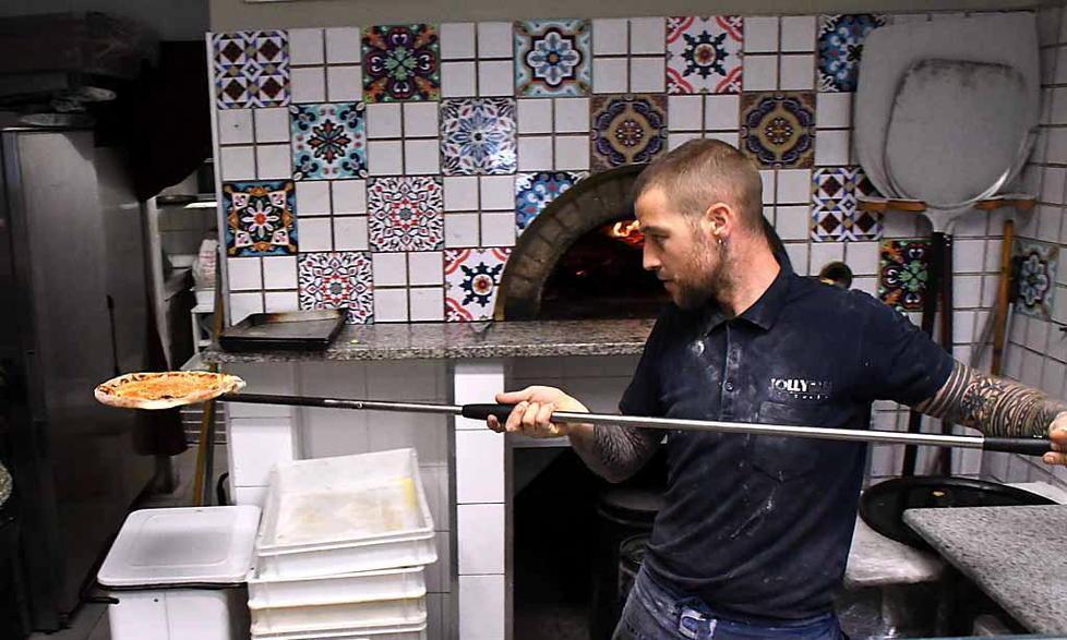Pizza salsicce e friarelli, un po’ di Napoli alla Jolly Blu 