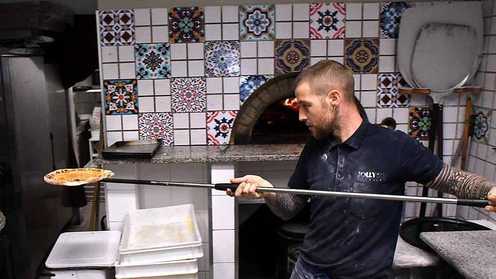 Pizza salsicce e friarelli, un po’ di Napoli alla Jolly Blu
