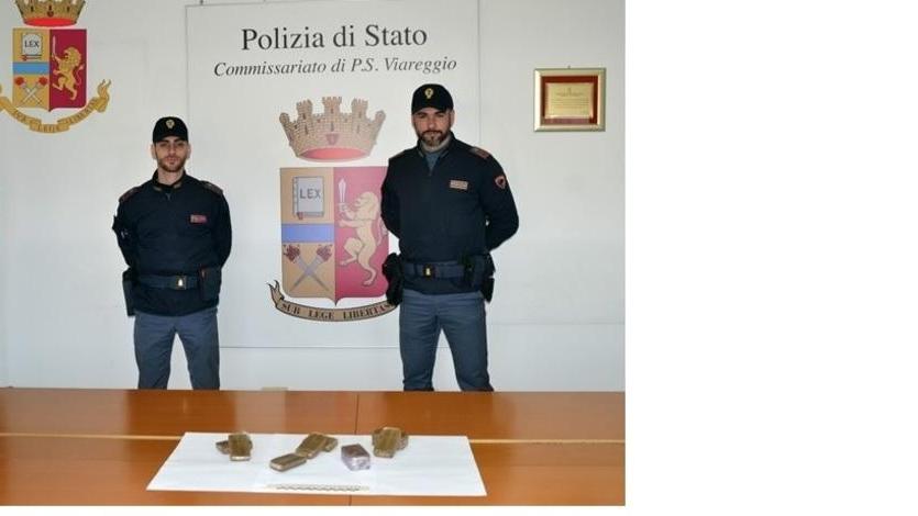 Abbandonano l’auto con la droga e fuggono in mezzo al traffico