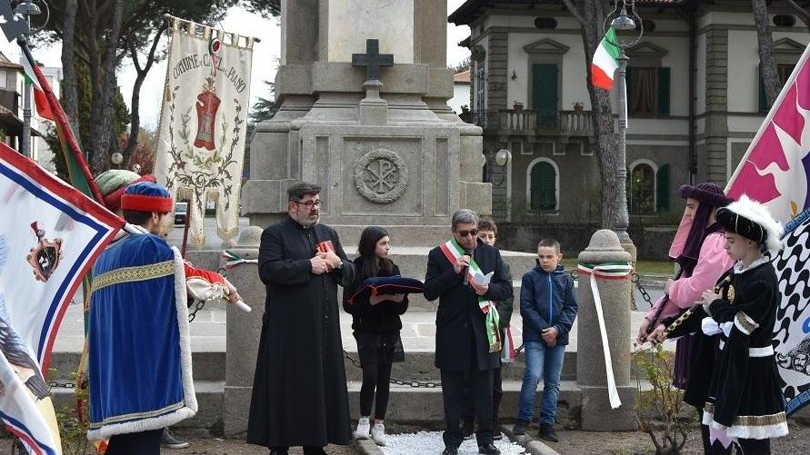 Il monumento ai caduti splende nel parco della Rimembranza