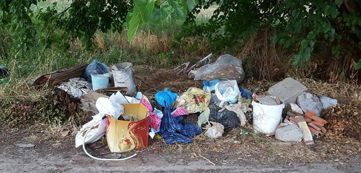 Abbandono di rifiuti lungo le strade tra Empoli e Montelupo, multate due persone 