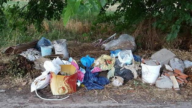 Abbandono di rifiuti lungo le strade tra Empoli e Montelupo, multate due persone