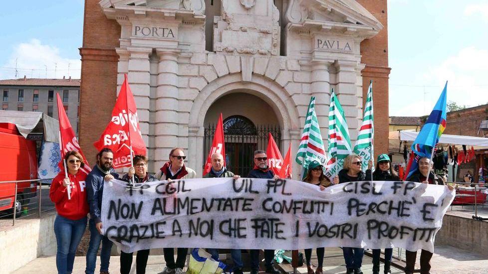 La protesta degli operatori di Salus e Quisisana «Fate profitti grazie a noi»