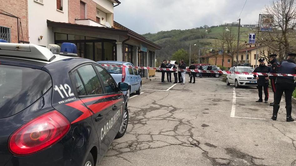 Entra al bar e spara in faccia all’amico poi aspetta i carabinieri e si consegna