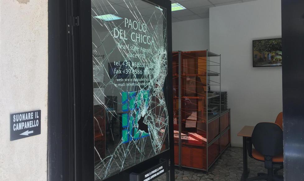 Litiga con il padre e spacca la vetrina dell’agenzia immobiliare 