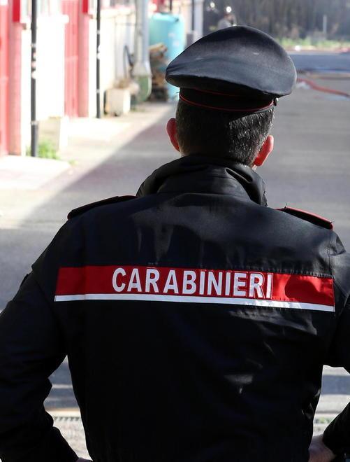 Le strappano la collana e fuggono in auto