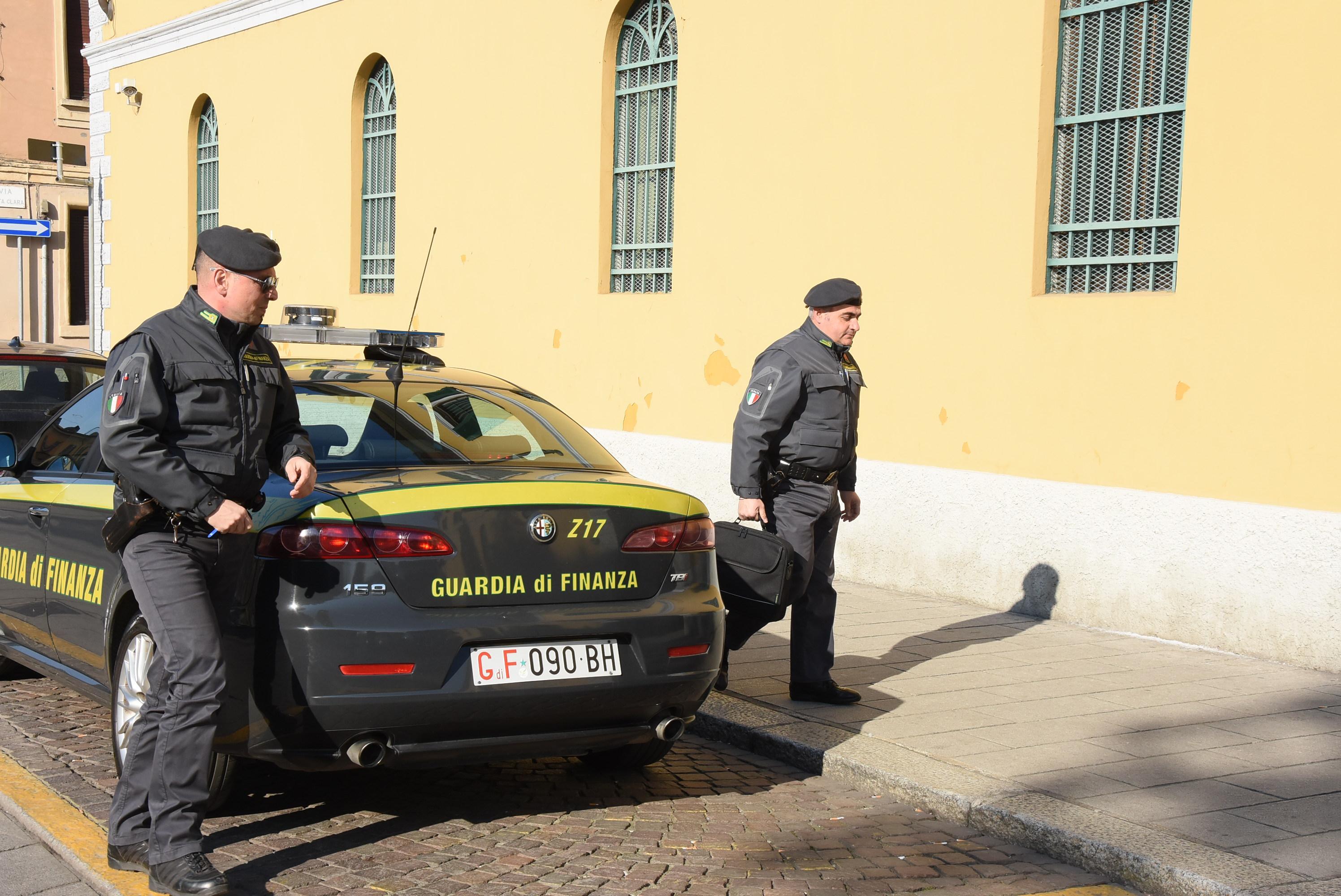 Blitz della Finanza, sequestro di  case e villa con piscina a Bondeno per mezzo milione di euro 